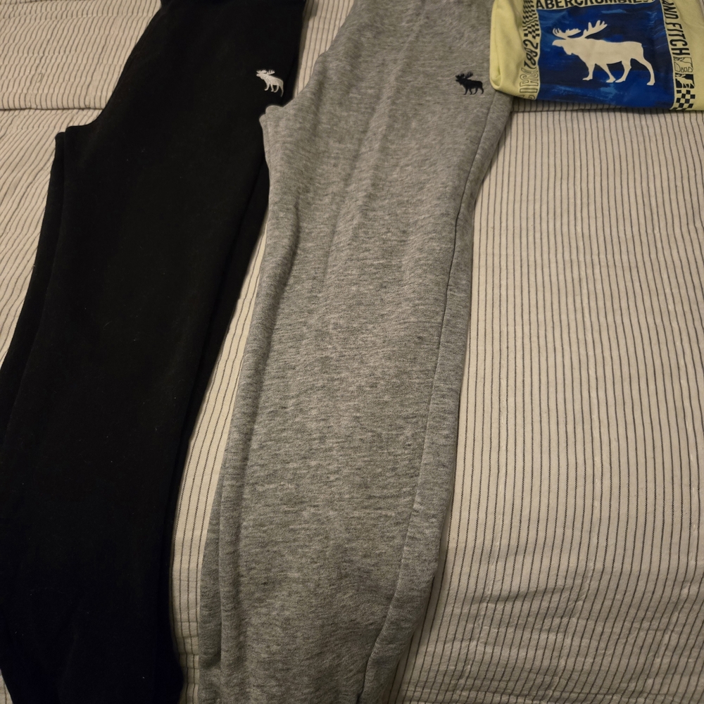 Boys Abercrombie Joggers/Tee